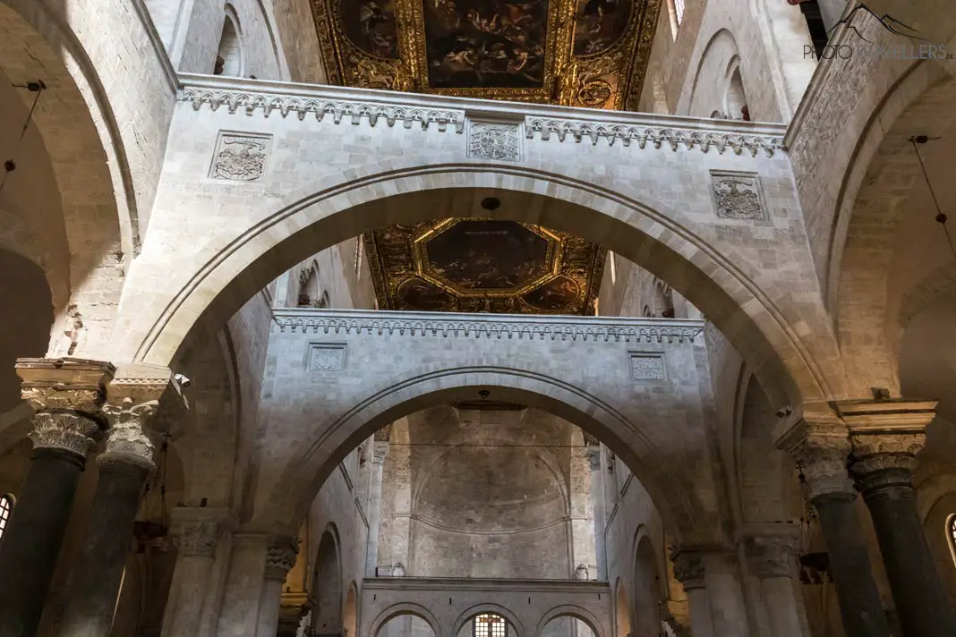 Im Inneren der Basilica San Nicola - eine Top-Sehenswürdigkeit