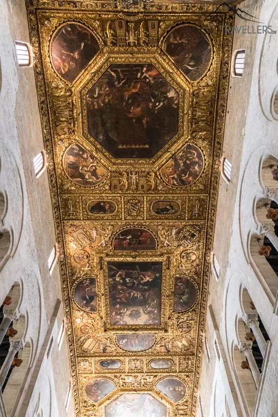 Goldene Decke in der Basilica San Nicola