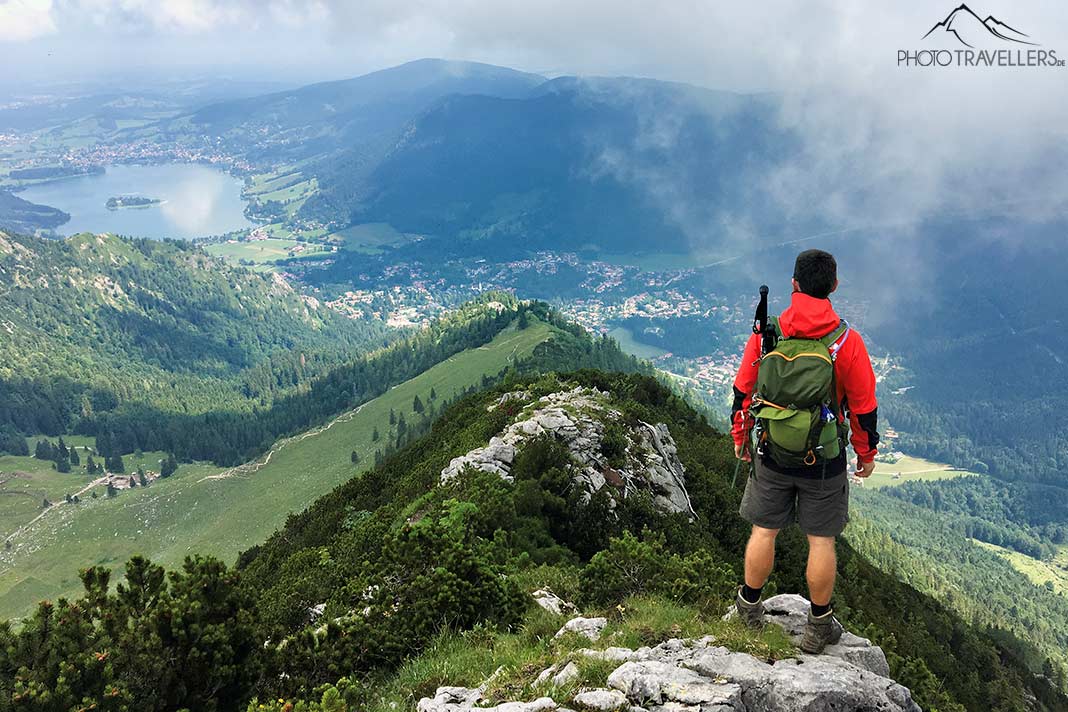 Reiseblogger Florian Westermann auf der Brecherspitz mit Blick auf den Schliersee