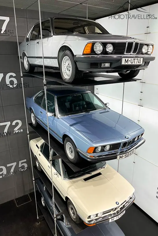 Vier BMW im BMW-Museum in München