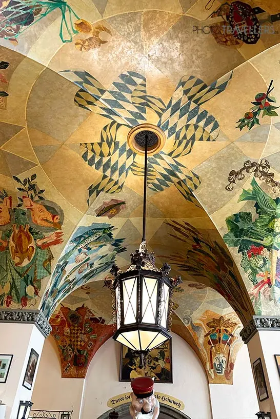 Die imposante Deckenbemalung im Hofbräuhaus in München