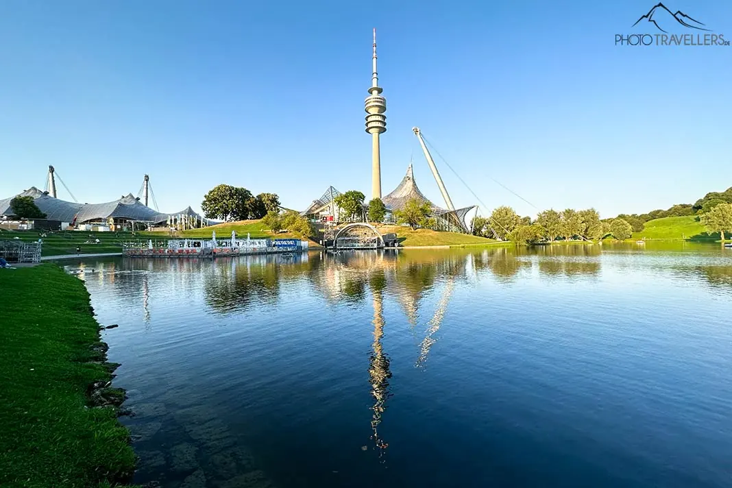 Der Blick über den Olympiasee mit Blick auf den Olympiaturm in München