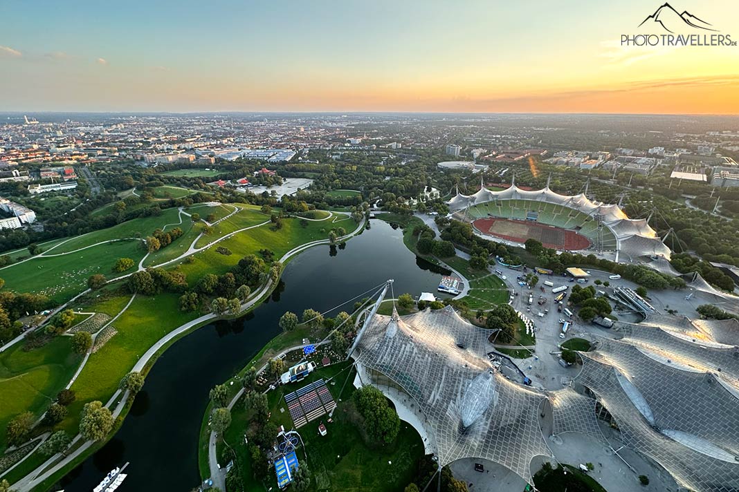 Der Blick vom Münchner Olympiaturm auf den Olympiapark