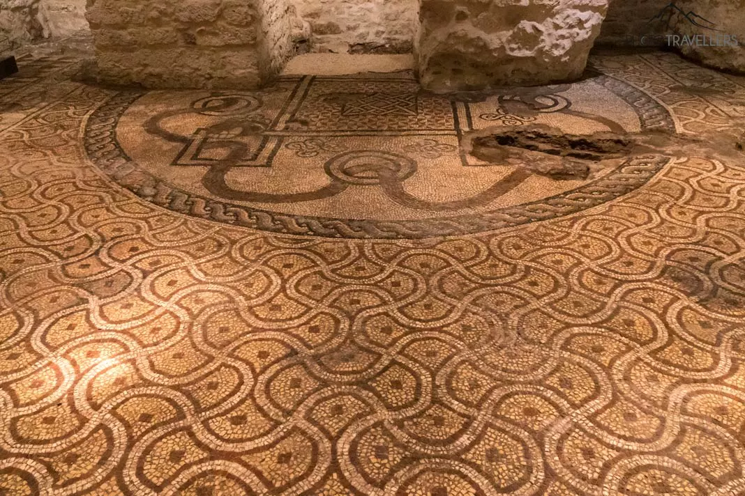 Der Mosaikboden im Keller der Kirche