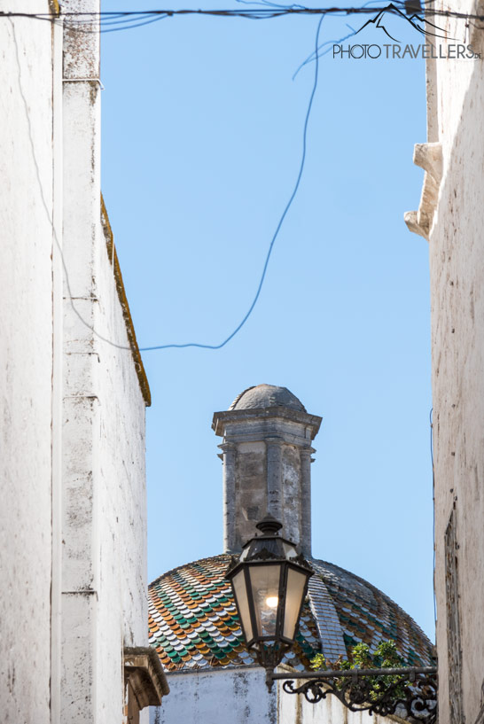 Die bunte Kuppel der Kirche Santa Vito Martire in Ostuni