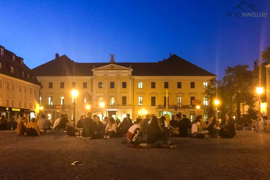 Der Bismarckplatz mit dem Theater Regensburg am Abend