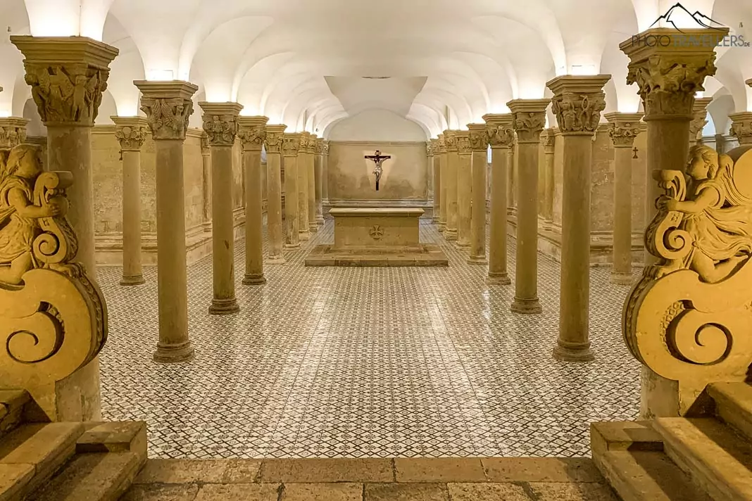Die Säulenhalle unter der Cattedrale di Santa Maria Assunta