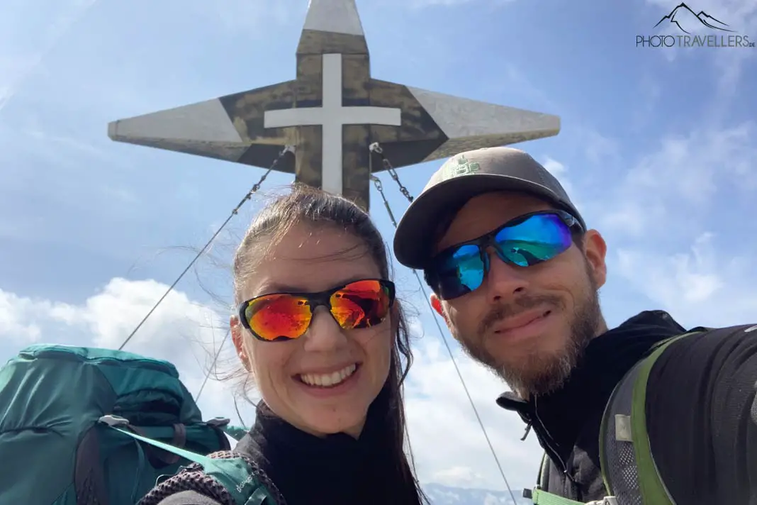 Flo und Biggi am Gipfelkreuz mit Sonnenbrillen