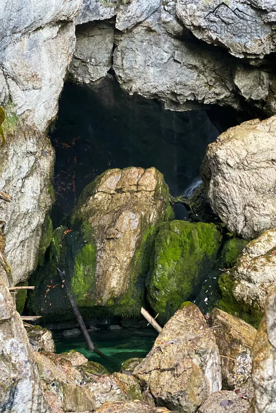 Höhle am Gollinger Wasserfall