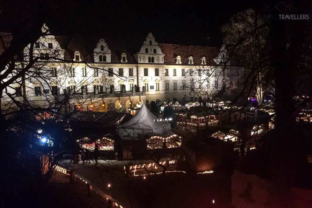 Park und Innenhof des Schlosses Thurn und Taxis im Winter