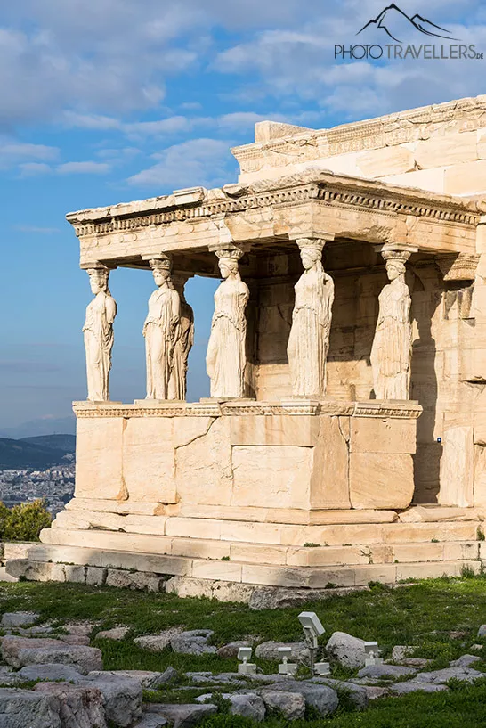 Der Tempel Erechtheion mit den Statuen in der Akropolis in Athen