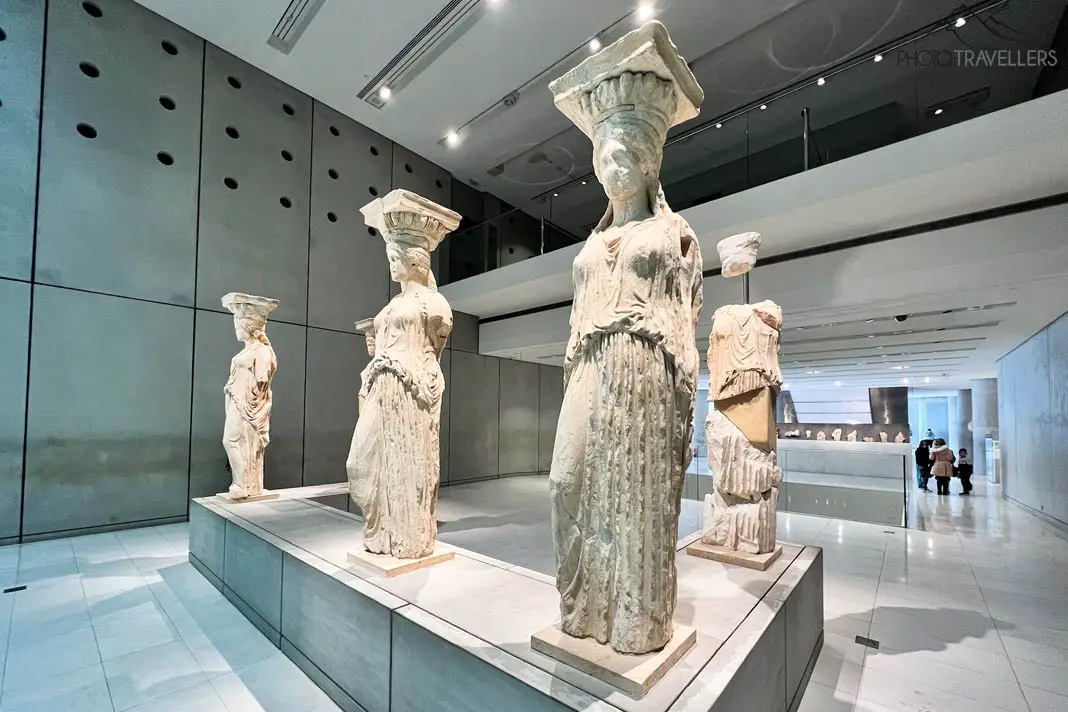 Große Statuen im Akropolismuseum in Athen