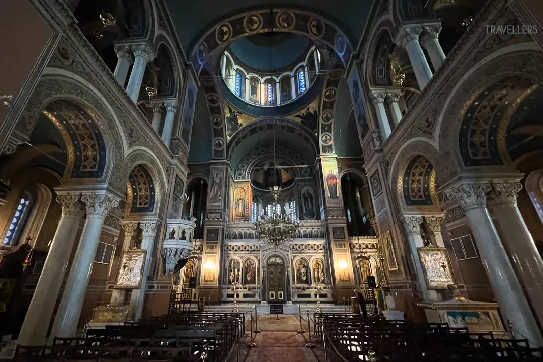 Das imposante Innere der Kathedrale Mariä Verkündigung in Athen