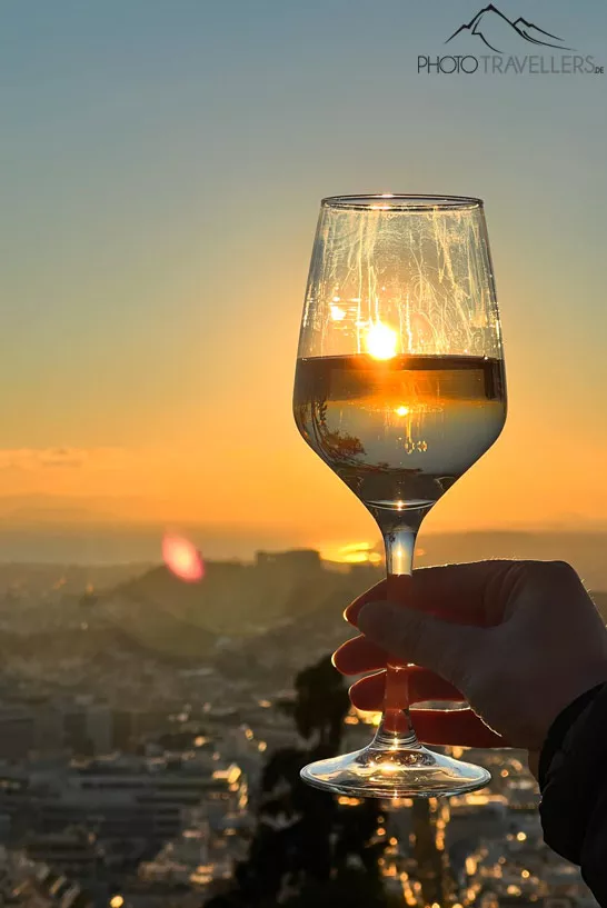 Ein Glas Wein in einer Bar auf dem Lykavittos mit Blick auf Athen