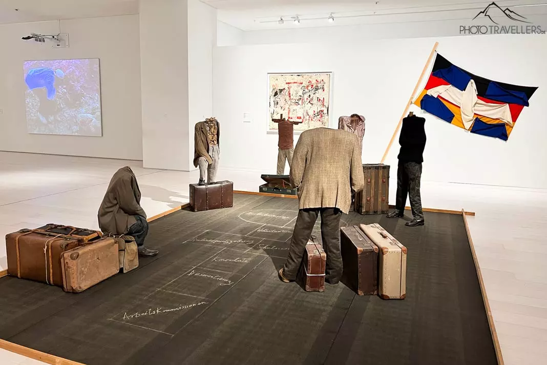 Figuren in einer Ausstellung im National Museum of Contemporary Art Αthens