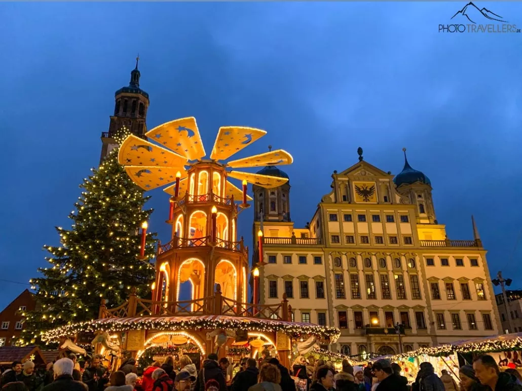 The Augsburg Christkindlesmarkt with city hall