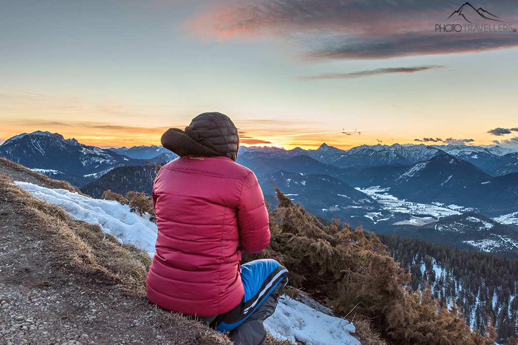 Reisebloggerin Biggi Bauer auf dem Jochberg in Bayern mit Blick zum Sonnenaufgang