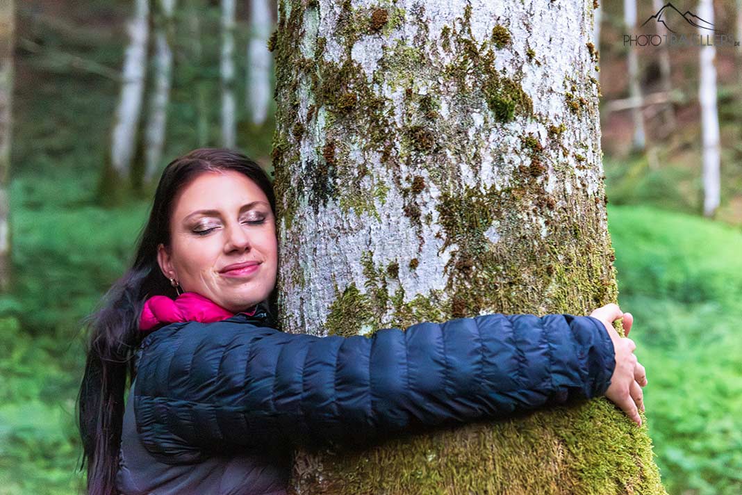 Reisebloggerin Biggi Bauer beim Waldbaden in Bayern, ein echtes Mikroabenteuer
