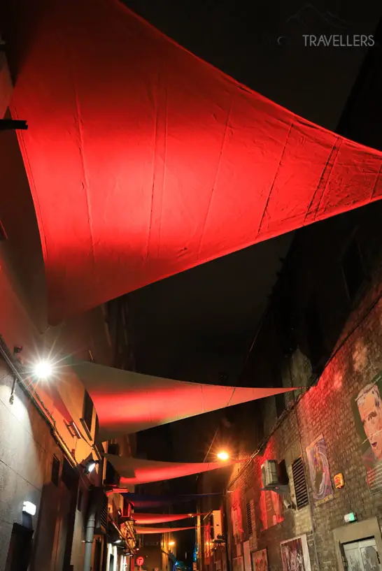 Die Prices Lane bei Nacht mit roter Beleuchtung
