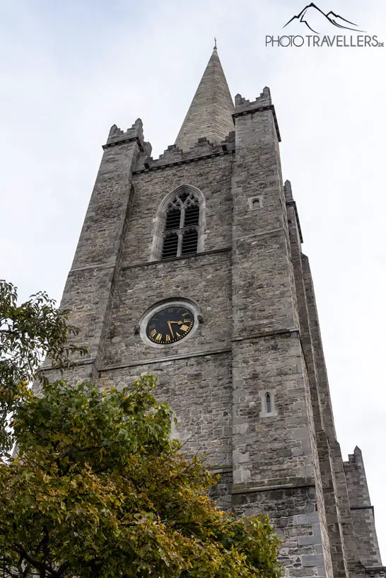 Blick auf den Turm der St. Patricks Kathedrale