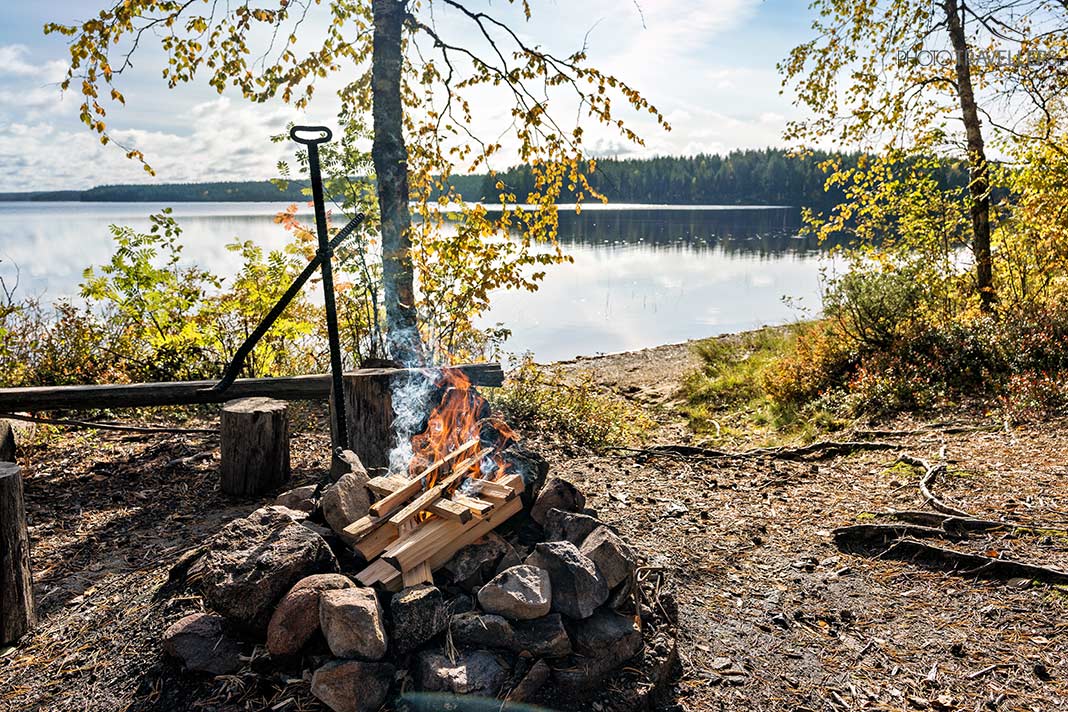 Ein Mikroabenteuer am See mit Lagerfeuer