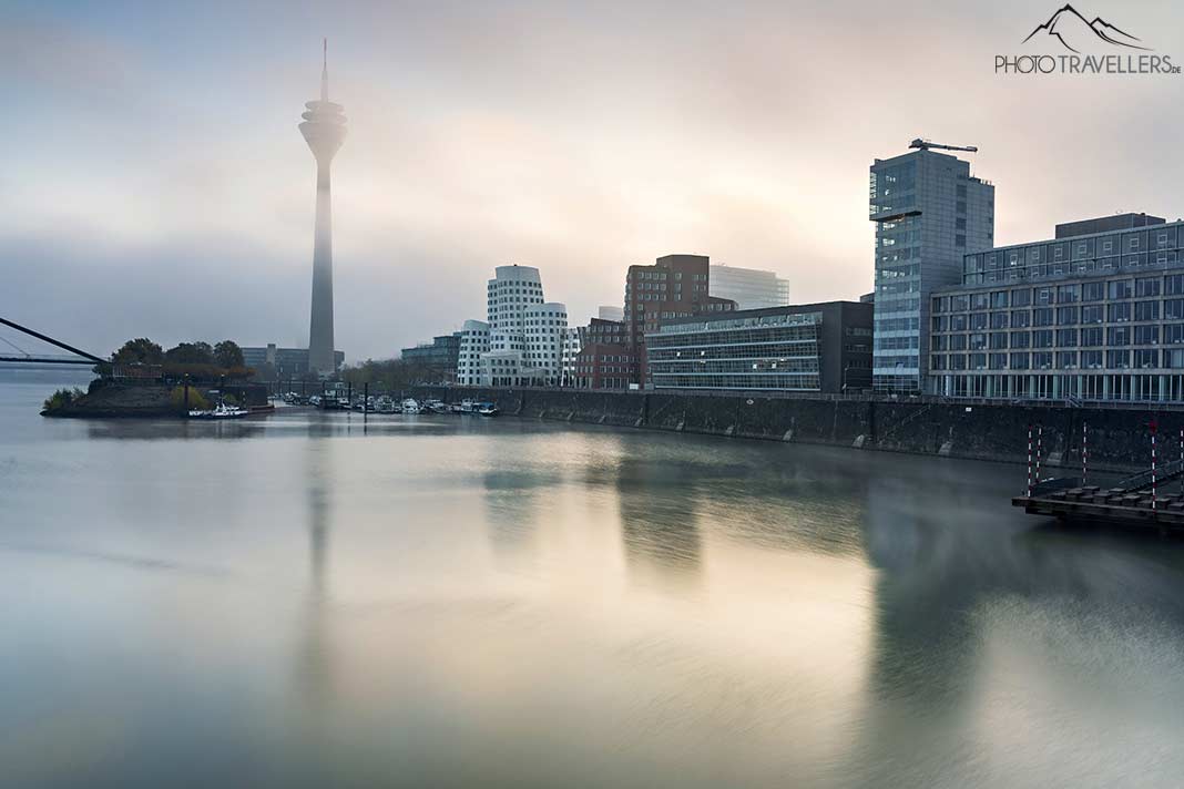 Der Düsseldorfer Hafen im Morgennebel