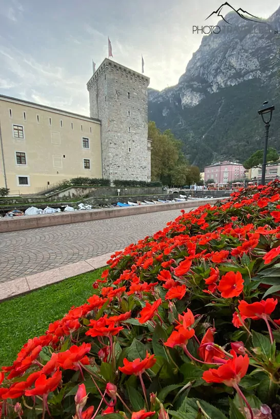 Stadtpark mit der Burg Rocca