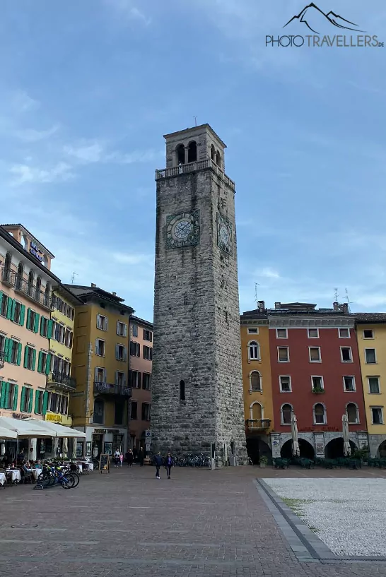 Blick auf den Torre Apponale, eine der Top-Sehenswürdigkeiten in Riva del Garda