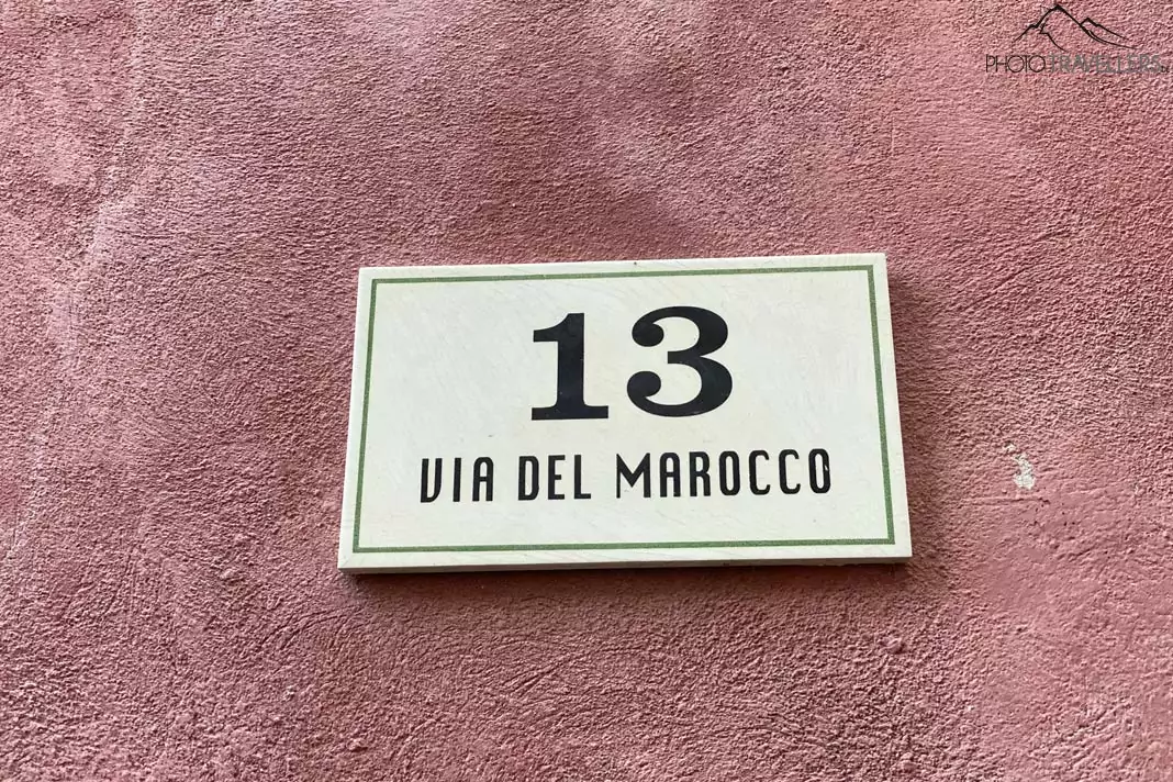 Ein Hausnummernschild in der Via del Marocco