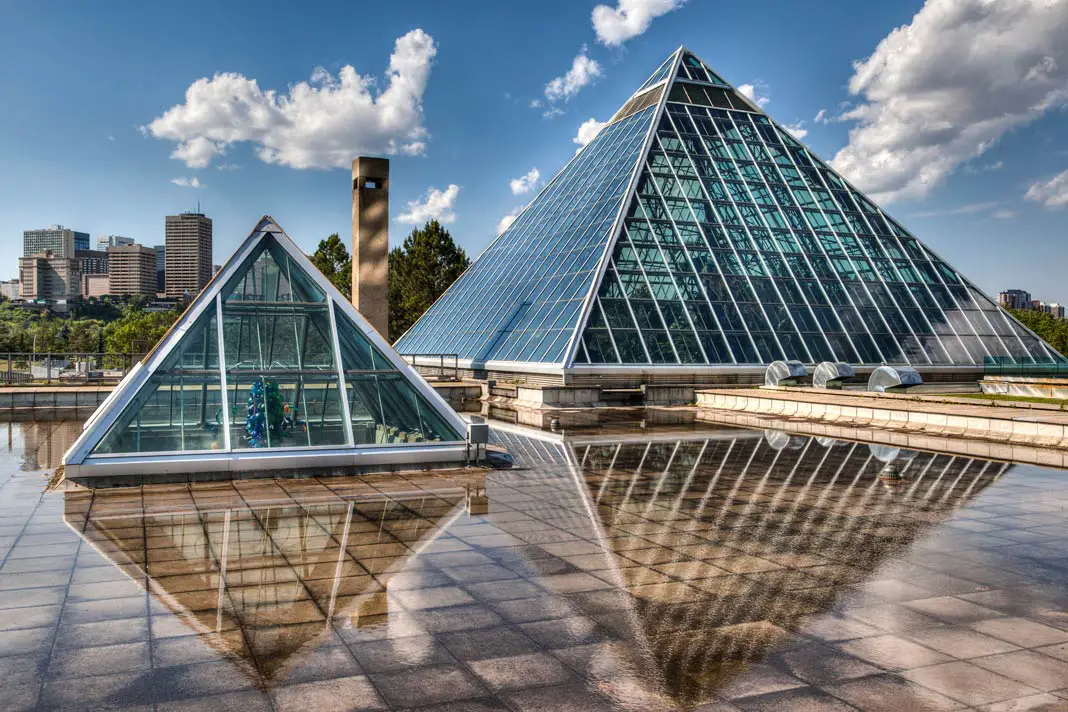 Die Pyramiden des Muttart Conservatory in Edmonton