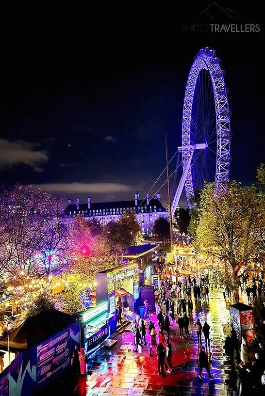 Die farbenfrohe Budenstadt mit dem London Eye im Hintergrund locken am Abend viele Besucher an