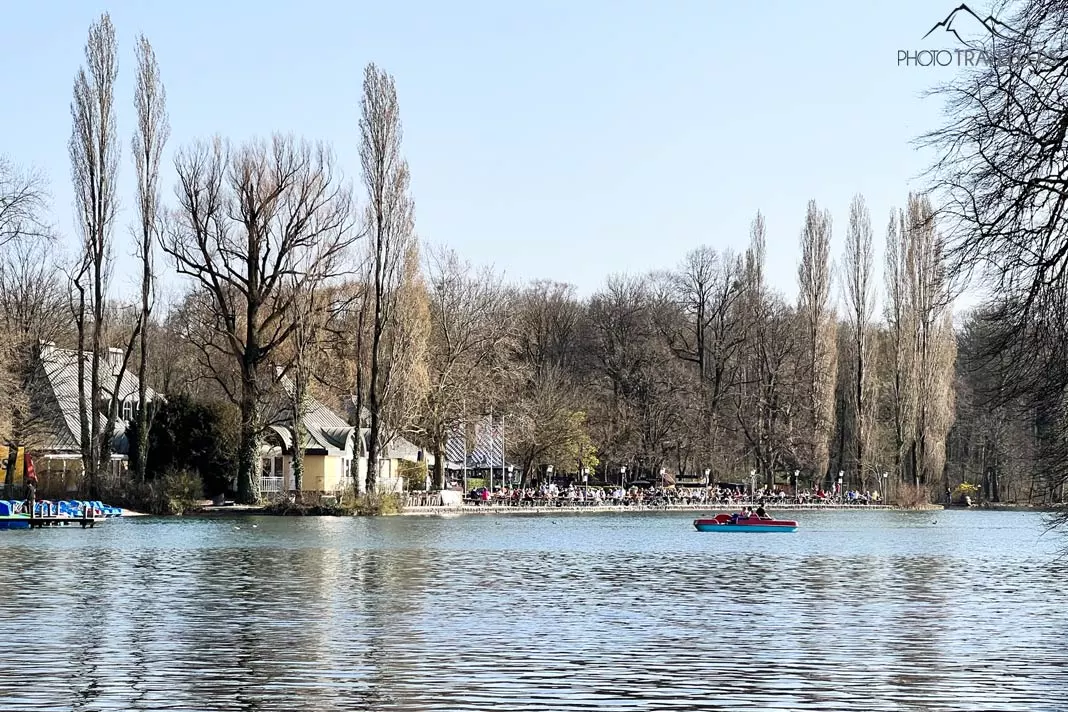 Ein Boot auf dem Kleinhesseloher See im Englischen Garten in München