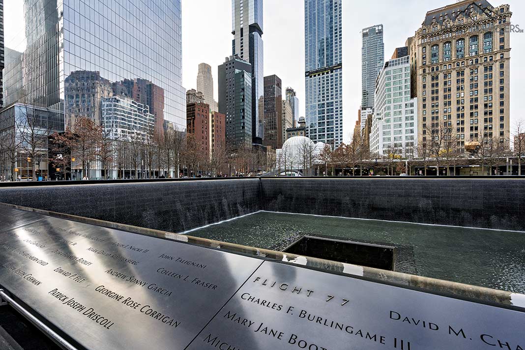 Eines das Wasserbassins des 9/11 Memorial in New York