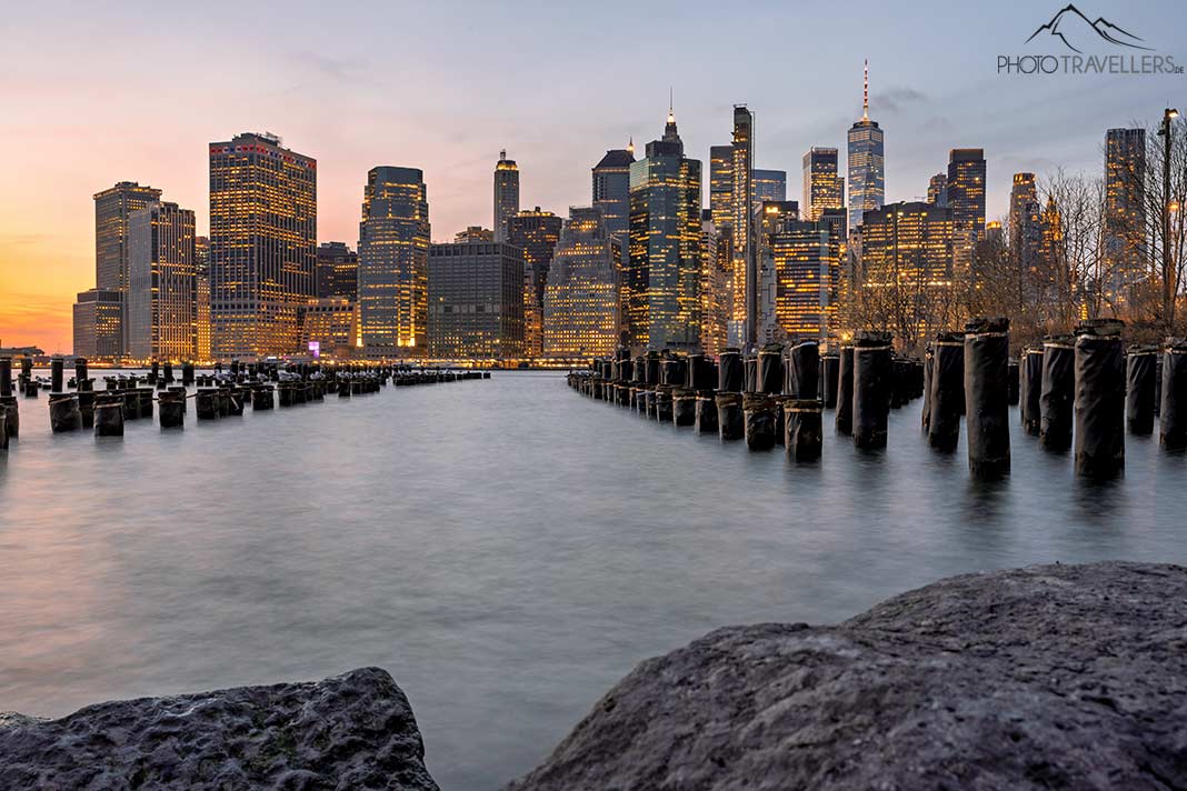 Der Blick vom Brooklyn Bridge Park auf die Skyline von Manhattan am Abend