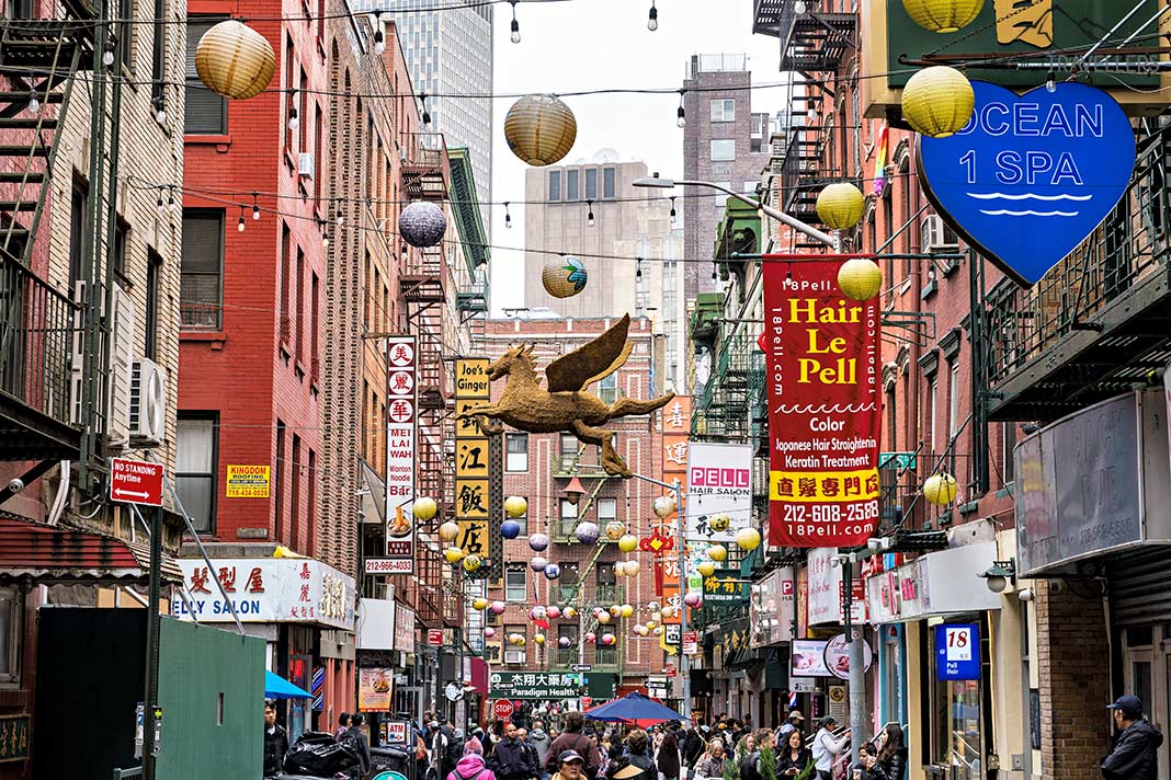 Eine lebhafte Straße in Chinatown in New York