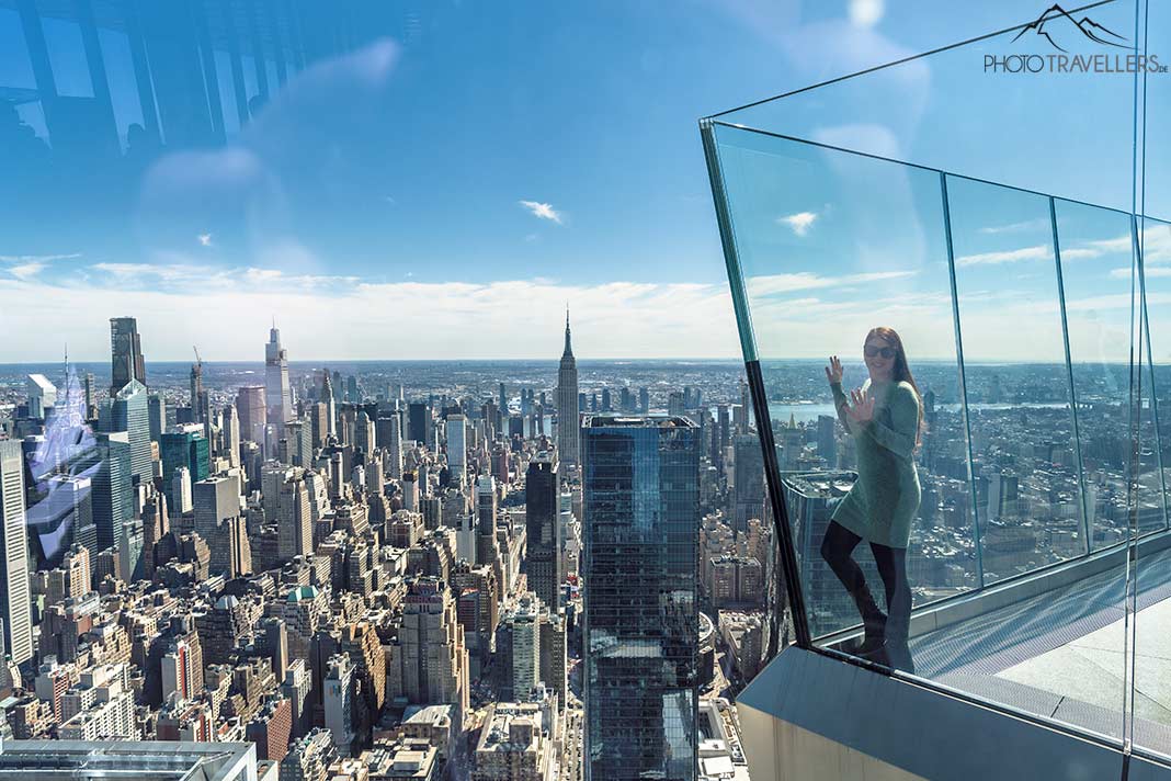Reisebloggerin Biggi Bauer auf der Aussichtsplattform Edge in New York mit Blick über Manhattan