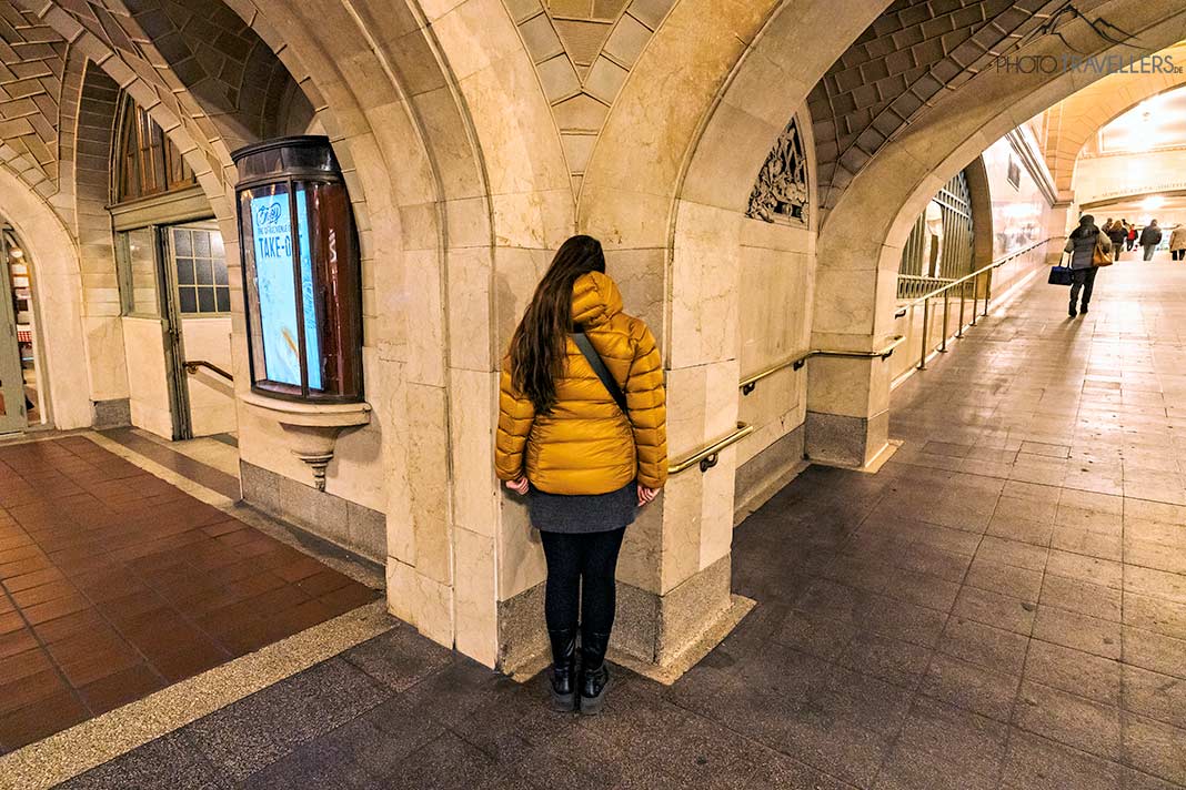 Reisebloggerin Biggi Bauer steht an der Whispering Gallery im Grand Central Terminal in New York