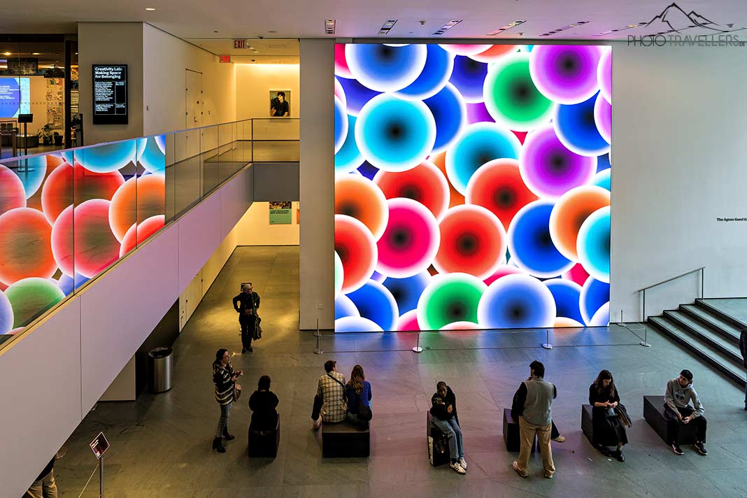 Besucher vor einem leuchteten Kunstwerk im MoMa in New York