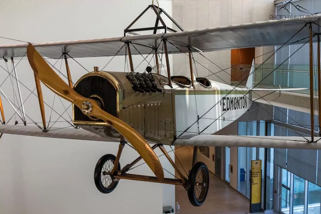 Altes Flugzeug im Royal Alberta Museum