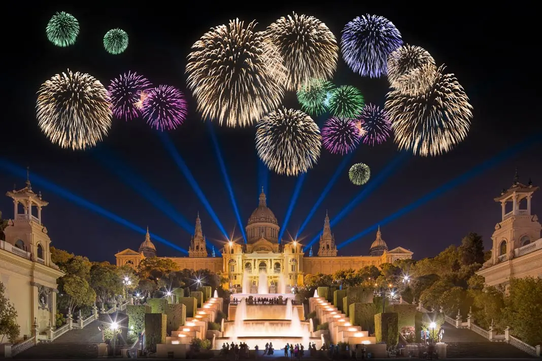 Das Silvester- Feuerwerk über dem Nationalmuseum in Barcelona