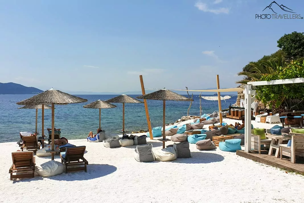 Die schöne Karnagio Bar mit Blick auf den Strand auf Thassos