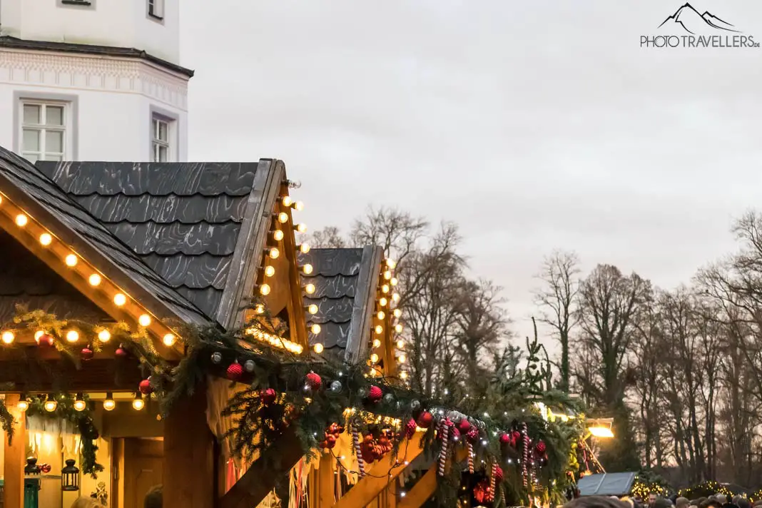 Buden auf dem Weihnachtsmarkt am Schloss Tüßling