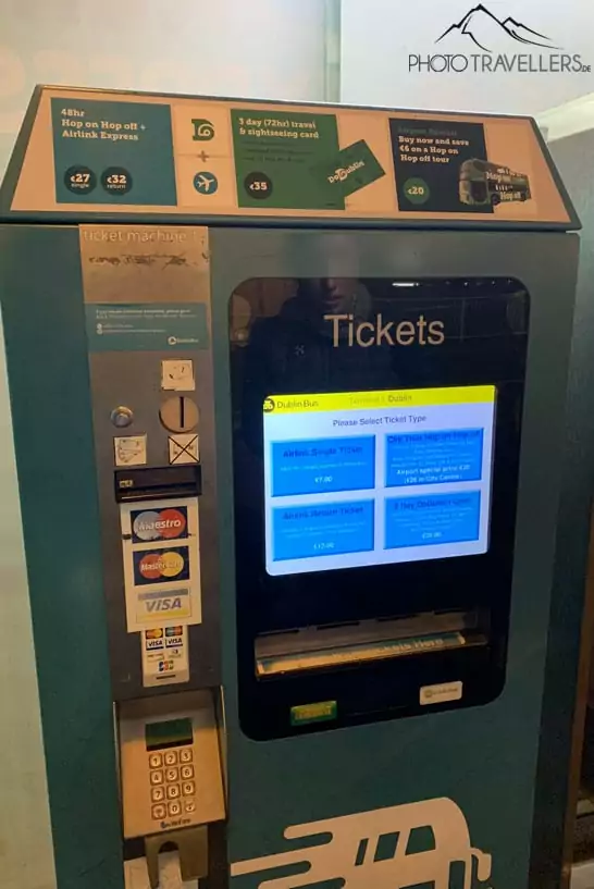 Ein Ticketautomat von AirLink an der Bushaltestelle vor dem Flughafen
