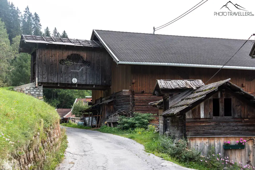 Auf dem Alpe Adria Trail sehen wir alte Häuser
