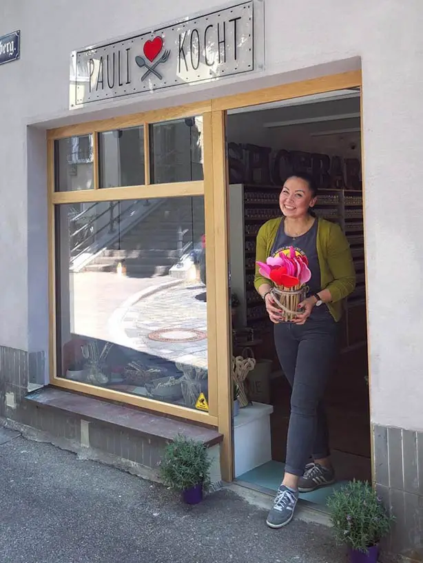 Anja Licht vor ihrem Laden in Augsburg