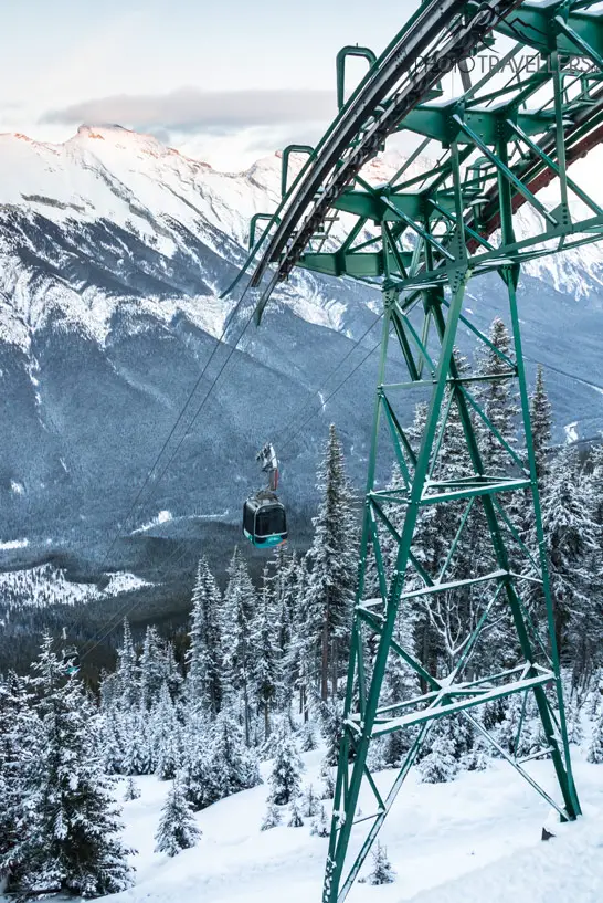 Stützmast der Banff Gondola mit Bergblick