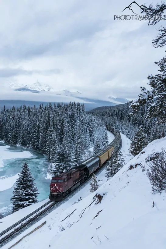 Das Ende eines Güterzugs im Winter im Banff Nationalpark