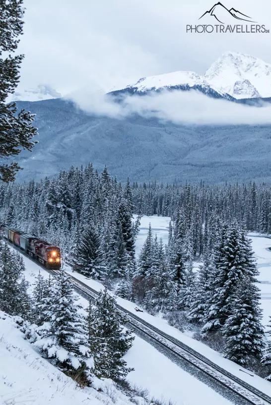 Ein Güterzug von vorne im Winter im Banff Nationalpark