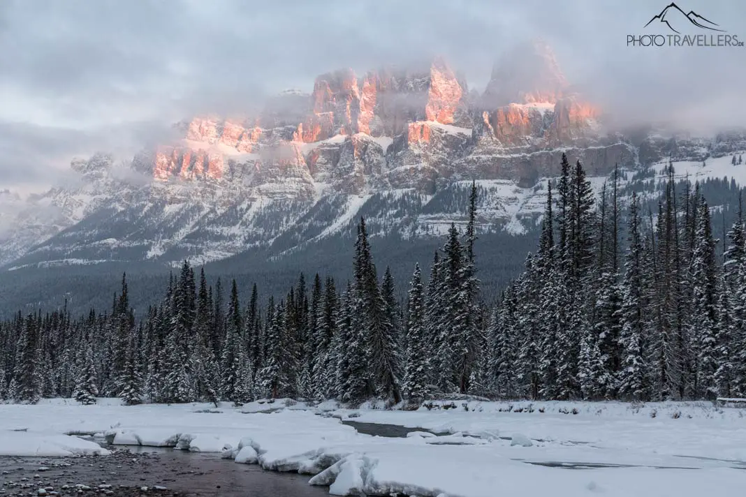 Der Castle Mountain im Banff Nationalpark im Winter im Morgenlicht