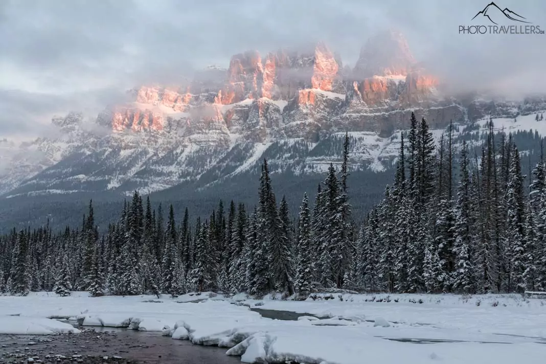 Der Castle Mountain im Banff Nationalpark im Winter im Morgenlicht
